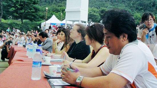     2010年8月27日,韩国大邱世界人体彩绘节比赛现场,精彩图片送上...